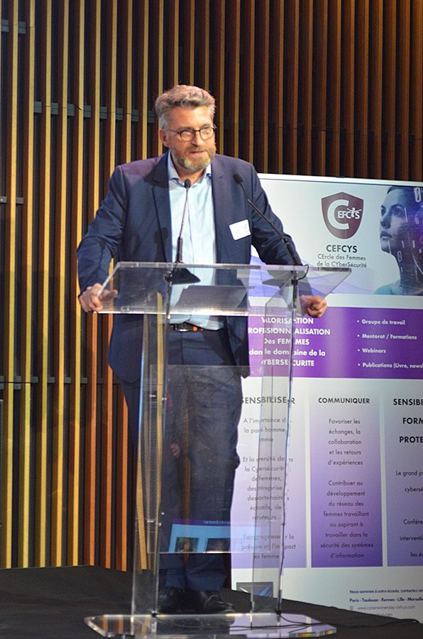 Bertrand TRASTOUR remet le Prix Métiers supports de la Cyber